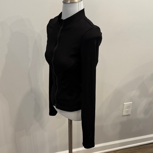 SHEIN Small Black Fitted Zip-Up Top - Picture 5 of 7